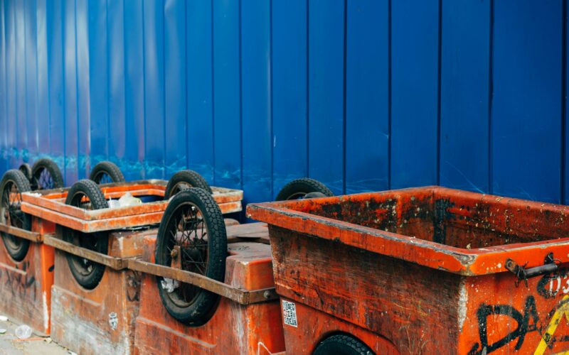 Smidigt med en bottentömmande container